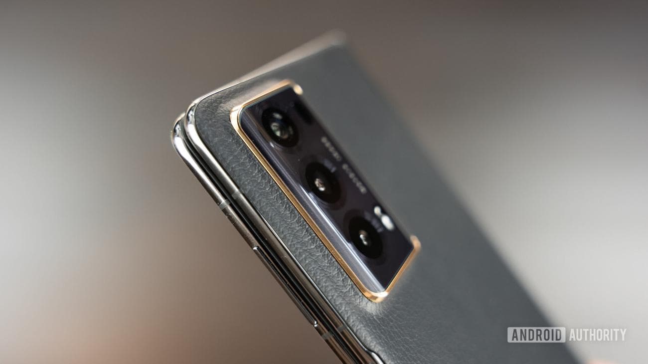 Οι πιο λεπτές αναδιπλούμενες εκτοξεύσεις στον κόσμο στην Ευρώπη Honor Magic V2 Ultimate camera bump closeup 2