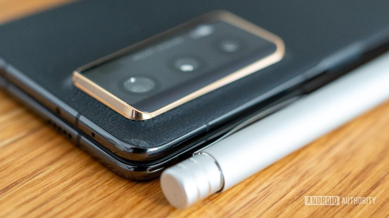 Honor Magic V2 Ultimate vs στυλό 5