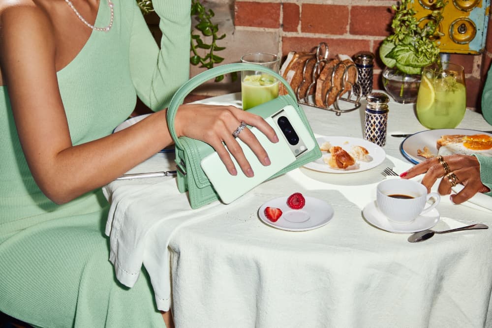 Pixel 8 Pro Mint Lifestyle