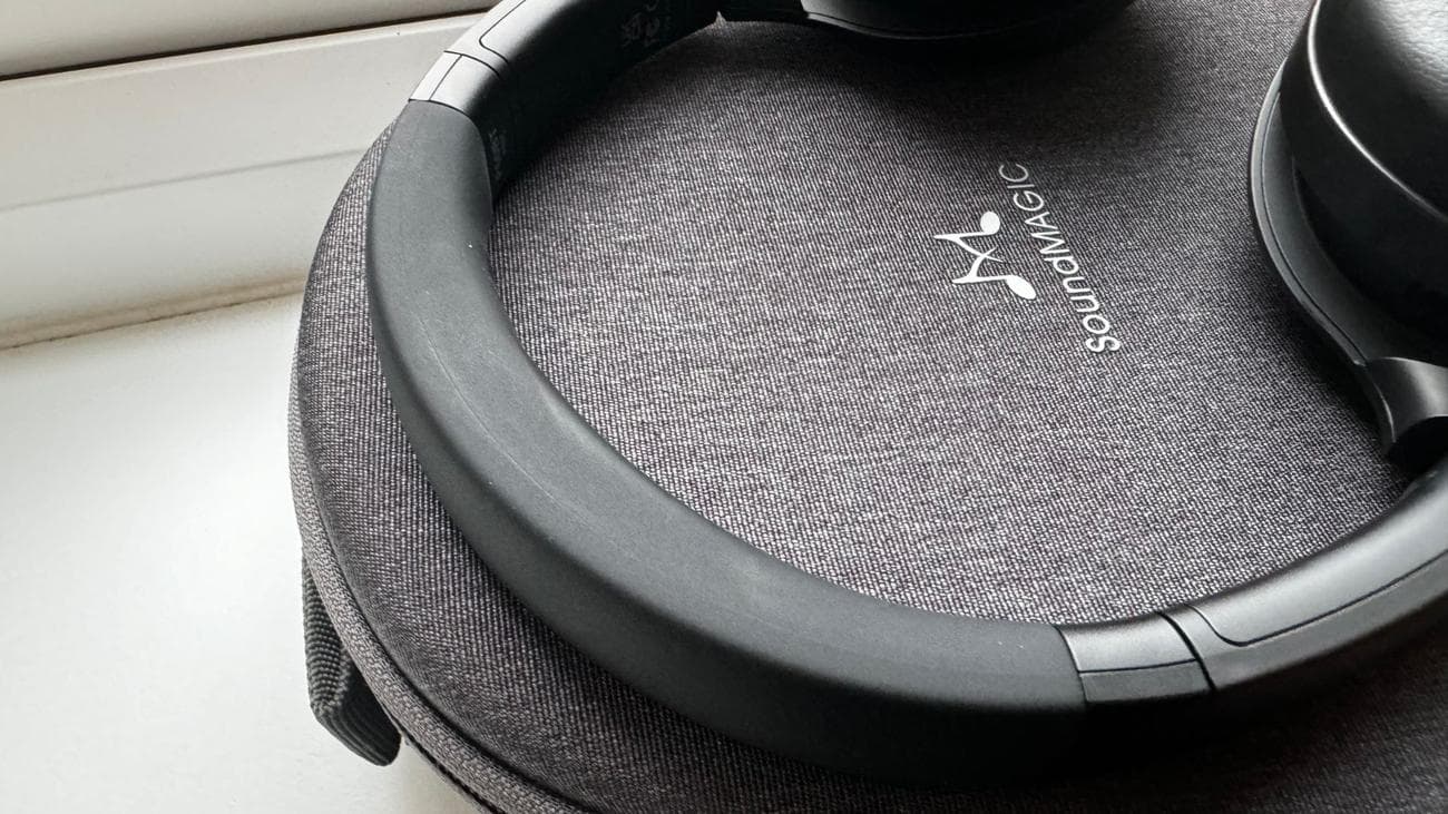 SoundMagic P60BT κοντινό πλάνο του κεφαλόδεσμου