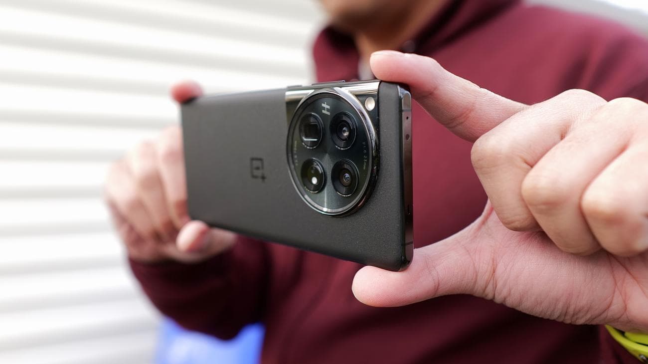 Το OnePlus 12 κρατιέται στο χέρι.