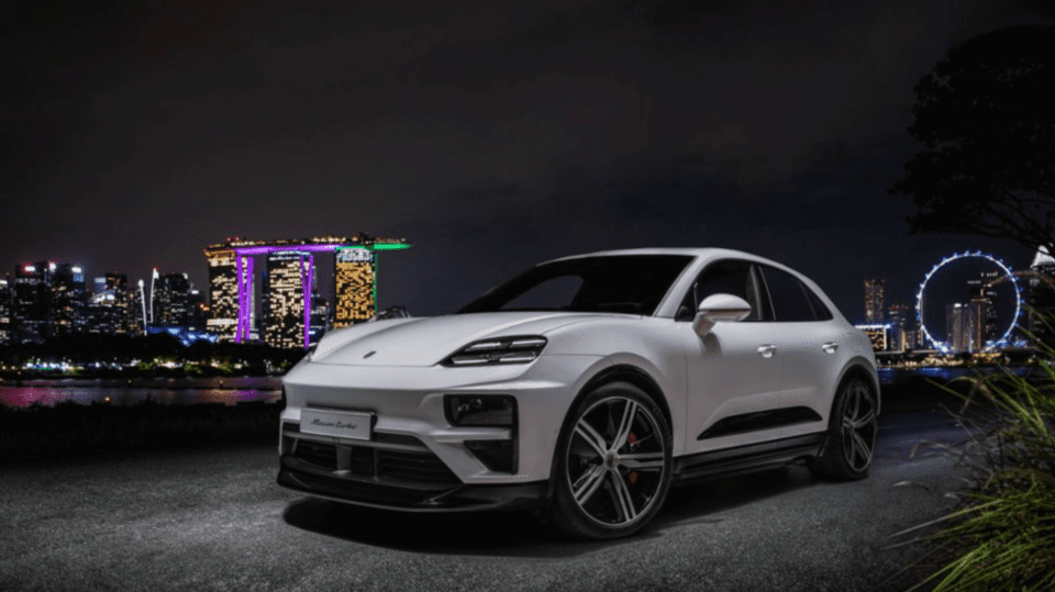 Ένα λευκό εξωτερικό κοντά σε μια ρόδα λούνα παρκ. 