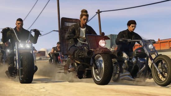 Τα πιο γρήγορα αυτοκίνητα GTA 5: τρία άτομα με μοτοσικλέτες lowrider που οδηγούν σε χωματόδρομο.