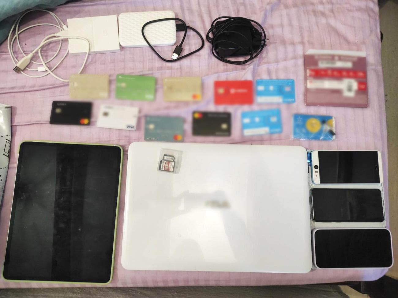 Αντικείμενα που κατασχέθηκαν κατά τη σύλληψη του υπόπτου