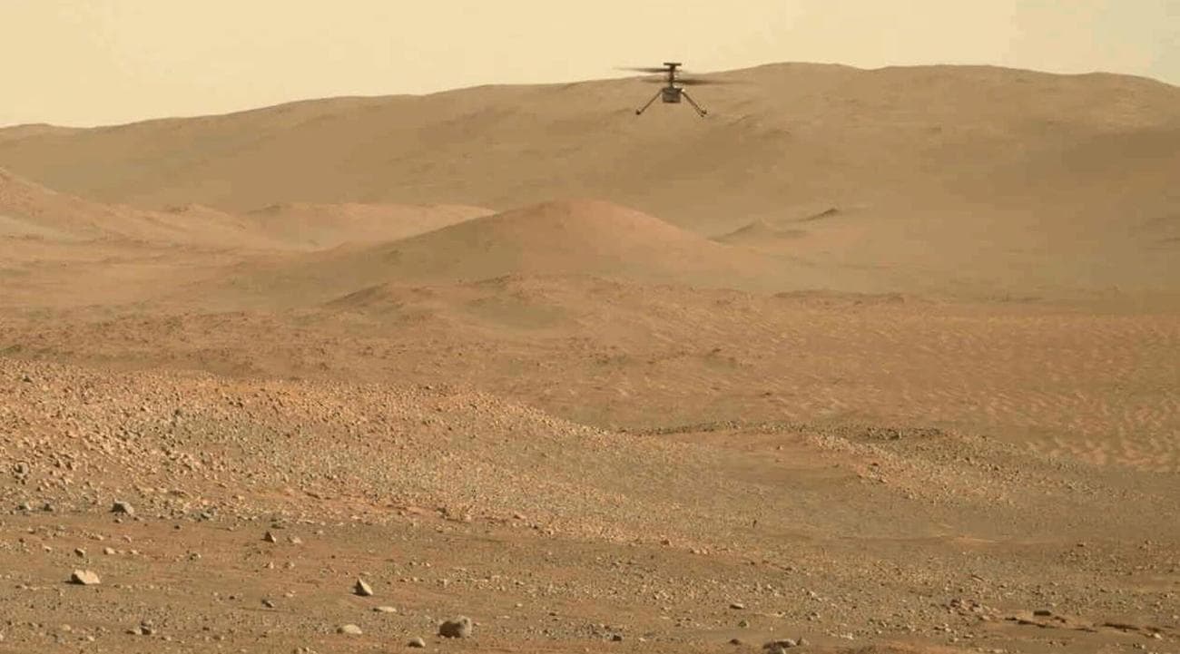 Το ελικόπτερο Ingenuity που πετά στον Άρη τον Αύγουστο του 2023.