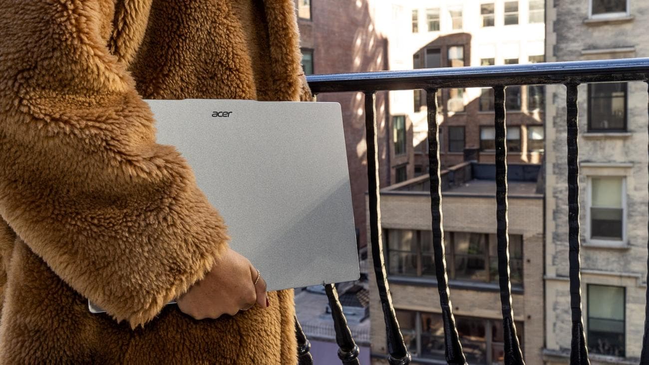 Γυναίκα που κρατά το Acer Swift Go 14