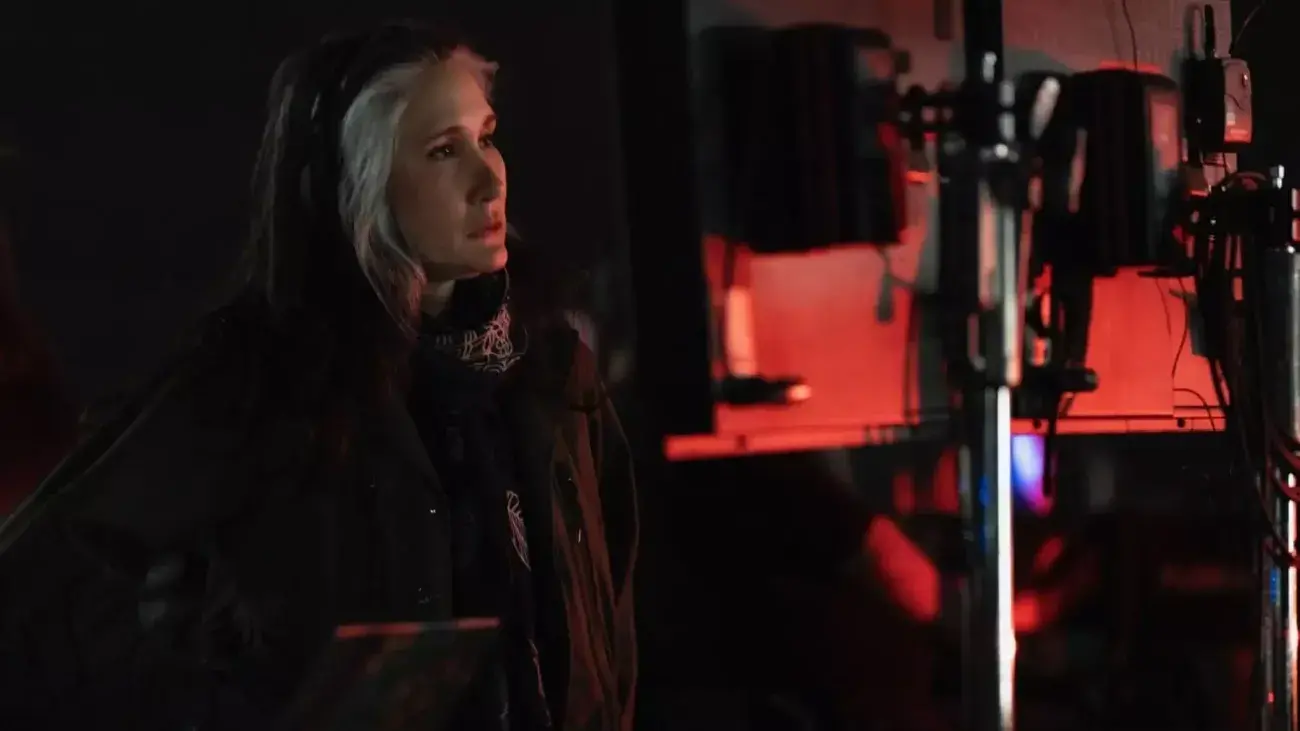 Showrunner/σεναριογράφος/σκηνοθέτης/EP Issa López στα γυρίσματα του "True Detective: Night Country."