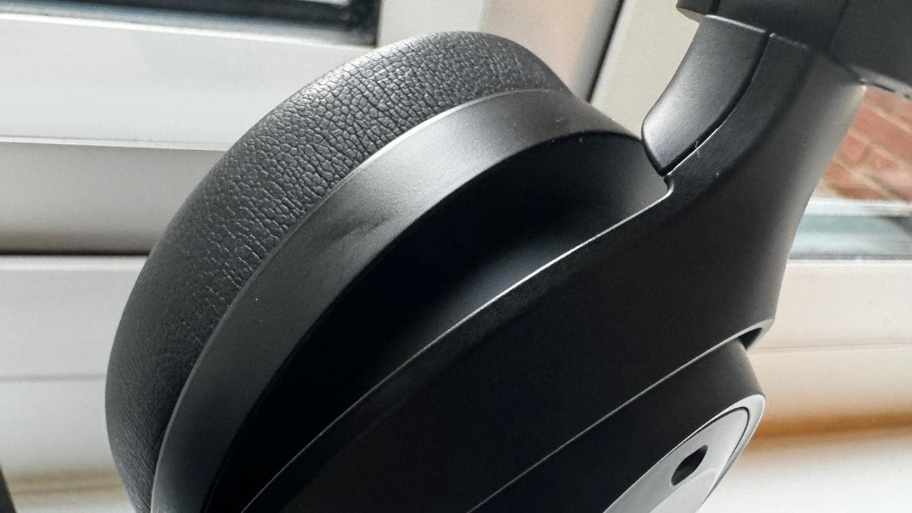 SoundMagic P60BT κοντινό πλάνο σε ένα περβάζι