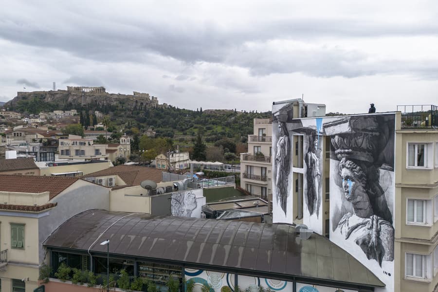 Εντυπωσιάζει το γκράφιτι του καλλιτέχνη INO στο Μοναστηράκι - kariatides graffiti2 - TechWar.GR