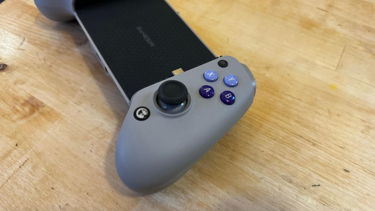 Gamesir G8 Galileo σε ξύλινη επιφάνεια