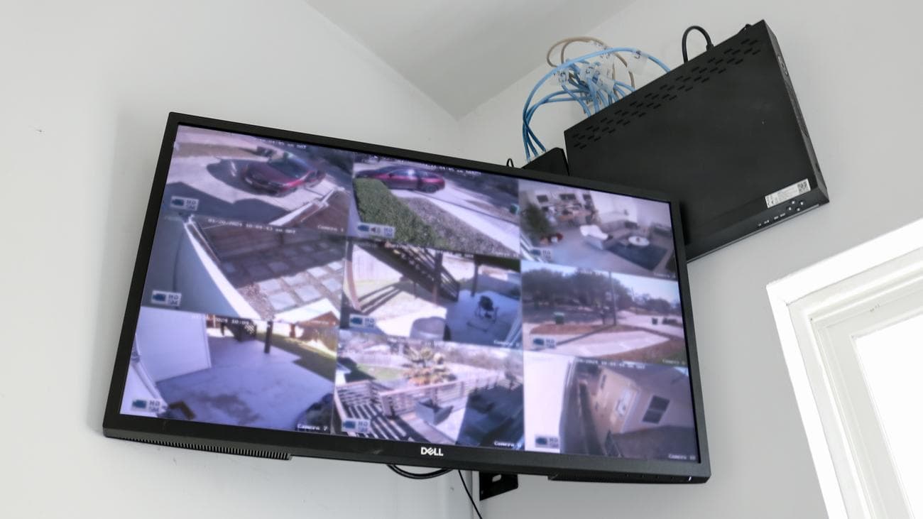 Μια οθόνη συνδεδεμένη σε ένα Reolink NVR που δείχνει έναν αριθμό τροφοδοτήσεων από διάφορες κάμερες ασφαλείας