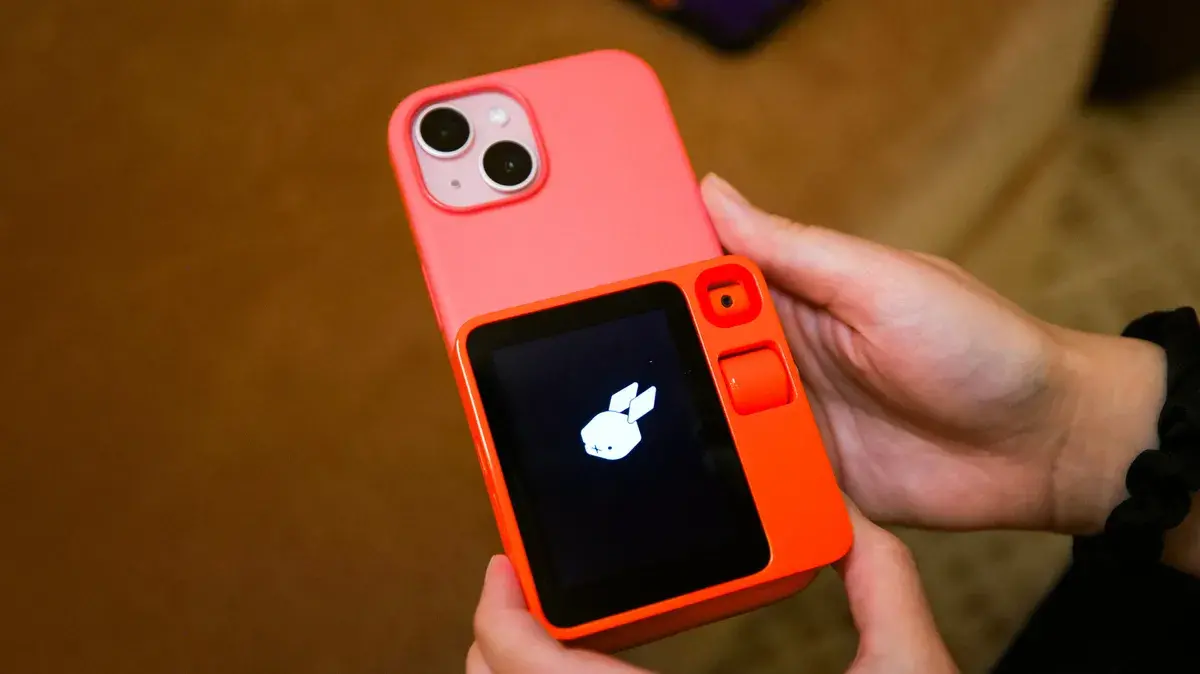 Rabbit R1, Τι είναι το Rabbit R1: Μία Επαναστατική AI Συσκευή Που Μεταμορφώνει την Εμπειρία με το Κινητό Σας, TechWar.GR