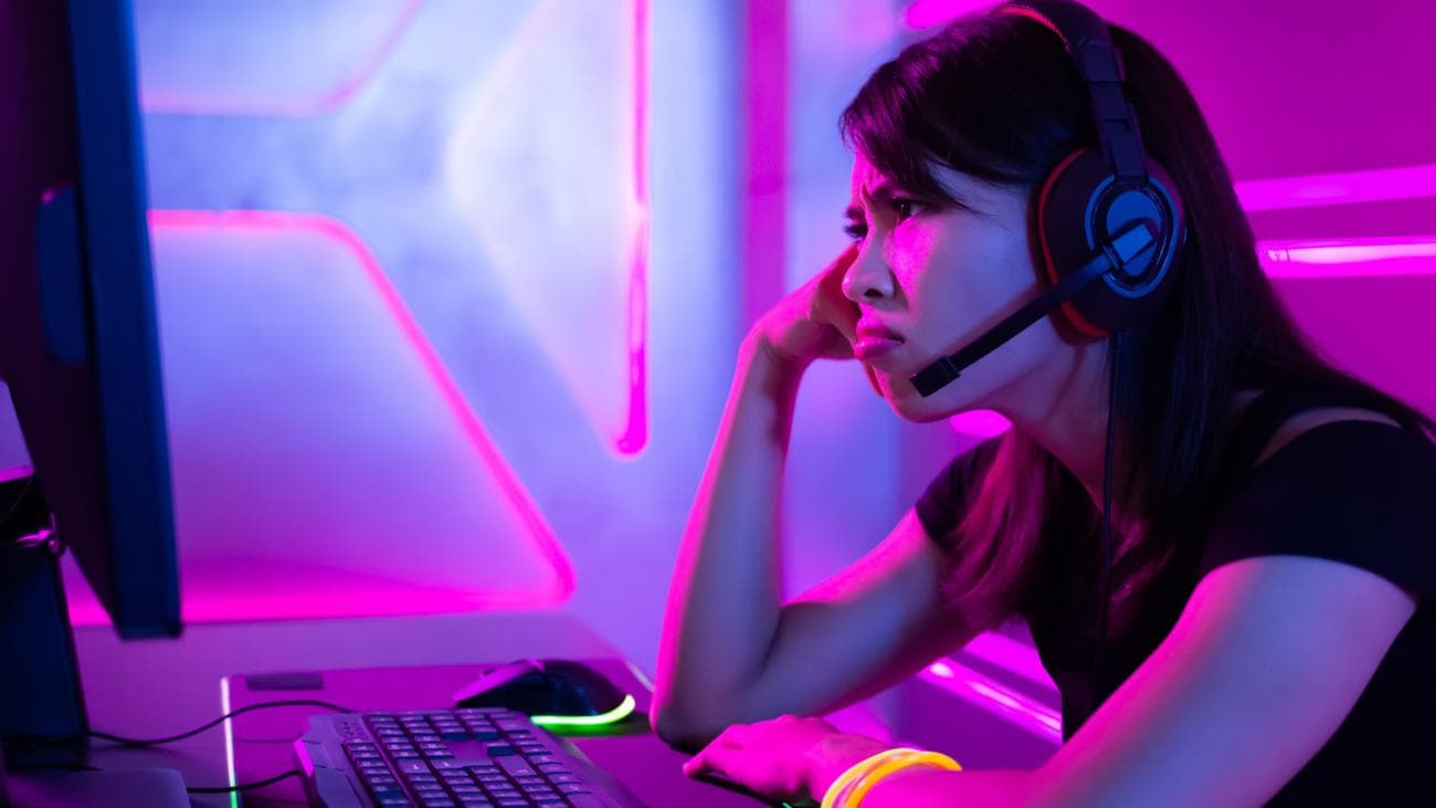 Ένας θυμωμένος PC Gamer κάθισε στο γραφείο τους και έδειχνε δυσαρεστημένος