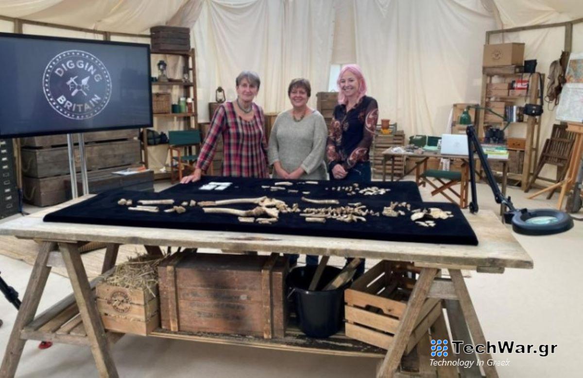 Η καθηγήτρια Alice Roberts με τους οστεολόγους Jacqueline McKinley και Ceri Boston από τη σκηνή του Wessex Archaeology όπου συγκεντρώνονταν τα ευρήματα του νεκροταφείου.