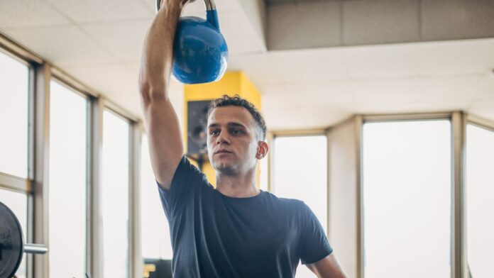 Δοκίμασα το kettlebell viper press κάθε μέρα για μια εβδομάδα Man performing the kettlebell viper press