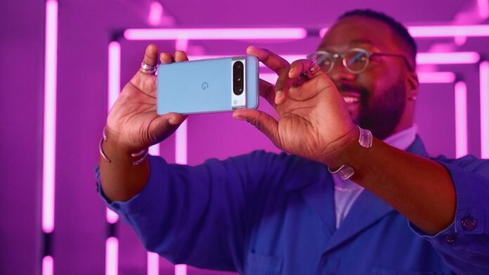 Η Google θα μπορούσε να ετοιμάζει μια σημαντική αναβάθμιση Bluetooth A blue Google Pixel 8 Pro being held in two hands, viewed from the back