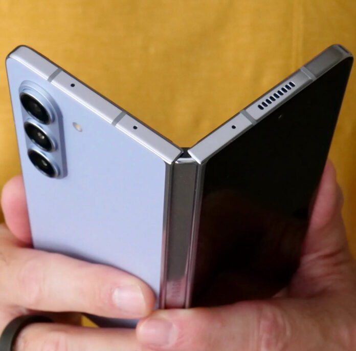 Η Samsung αναζητά λύσεις για να παρουσιάσει ένα πιο προσιτό Η Samsung αναζητά λύσεις για να παρουσιάσει ένα πιο προσιτό foldable στην αγορά