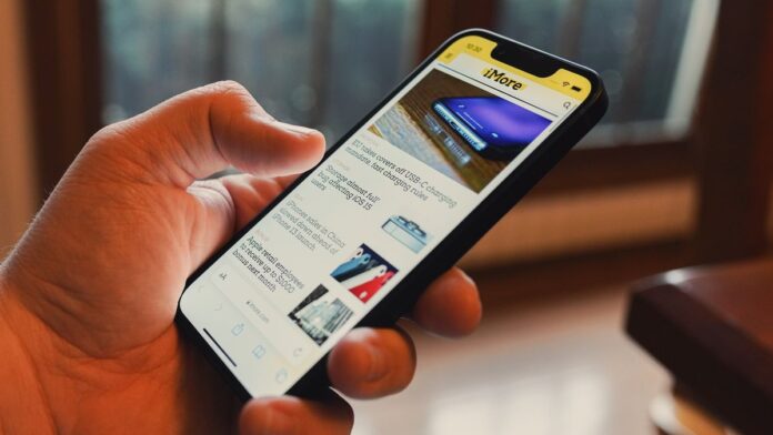 Η αποζημίωση της Apple για προγράμματα περιήγησης ιστού χωρίς Webkit iPhone 13 mini in hand