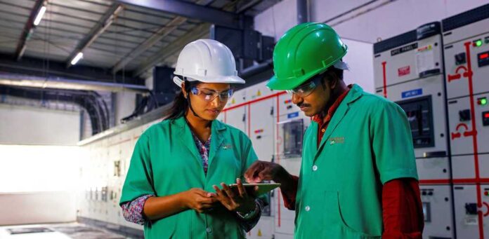 Νέα έκθεση της Schneider Electric: Η ψηφιοποίηση δημιουργεί νέες θέσεις Νέα έκθεση της Schneider Electric: Η ψηφιοποίηση δημιουργεί νέες θέσεις εργασίας στον τομέα της τεχνολογίας στις βιομηχανίες