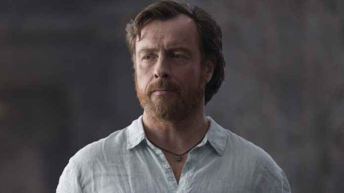 Ο Toby Stephens καταρρίπτει τη μεγάλη θυσία του Ποσειδώνα στο Ο Toby Stephens καταρρίπτει τη μεγάλη θυσία του Ποσειδώνα στο