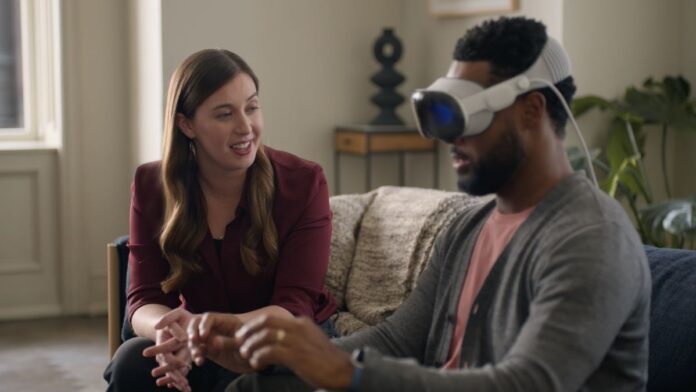 Οι αναθεωρήσεις του Vision Pro έχουν ξεκινήσει — μια πολλά Apple Vision Pro with two people