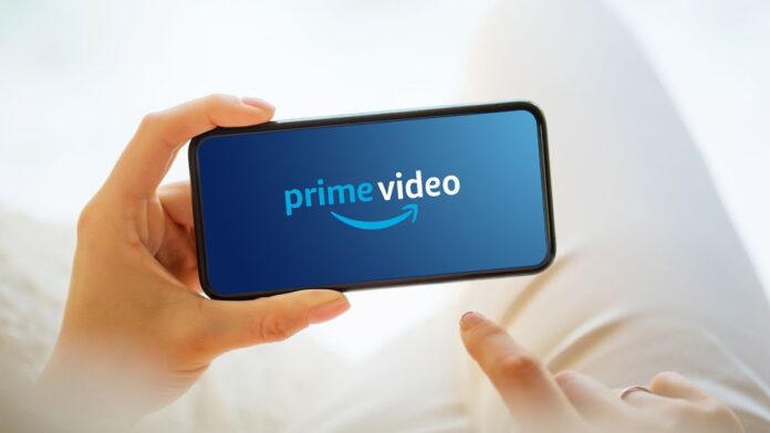Πώς να ακυρώσετε τη συνδρομή Prime Video Amazon Prime Video logo on a phone being held by someone