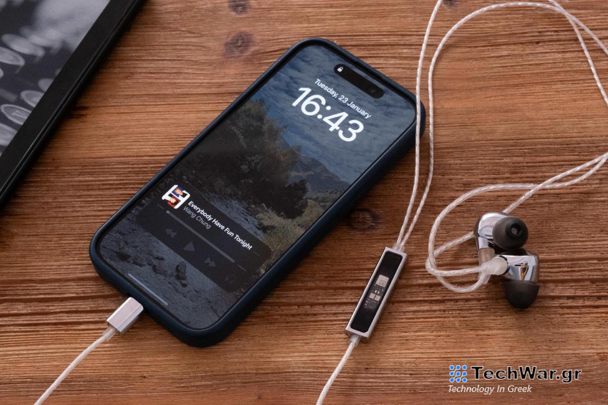 Τα ενσύρματα ακουστικά πρόκειται να αποκτήσουν μια μίνι αναβίωση
