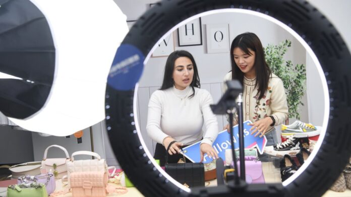 Τα εργοστάσια ζωντανής ροής της Κίνας είναι ζοφερά. Τώρα το Τα εργοστάσια ζωντανής ροής της Κίνας είναι ζοφερά. Τώρα το TikTok θέλει να ανοίξει ένα στις ΗΠΑ