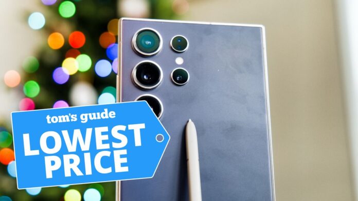 Τελευταία ευκαιρία! Αποκτήστε δωρεάν αναβάθμιση χώρου αποθήκευσης και δωροκάρτα με Galaxy S24 Ultra shown with Christmas tree lights in background