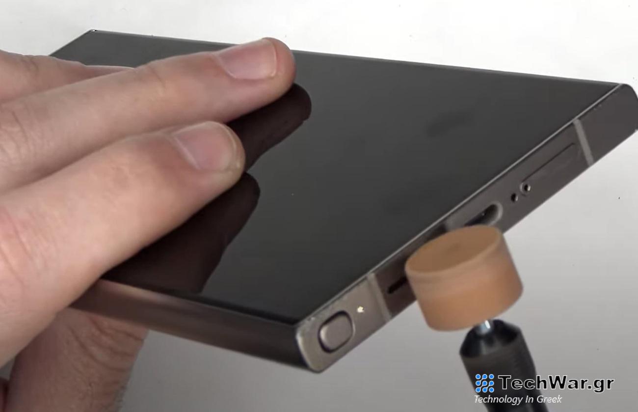 Το Samsung Galaxy S24 Ultra υποβάλλεται σε απίστευτα βασανιστήρια και αντέχει