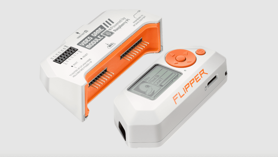 Μια μονάδα που ολισθαίνει σε ένα Flipper Zero.