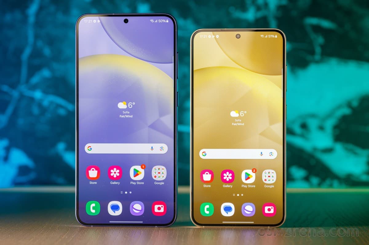 <span><strong>Αριστερά: Galaxy S24+ • Δεξιά: Galaxy S24</strong></span>“/><br />
<span><strong><span><strong>Αριστερά: Galaxy S24+ • Δεξιά: Galaxy S24</strong></span></strong></span></p>
<p>Το σύστημα κάμερας είναι πανομοιότυπο με αυτό των Galaxy S24, S23+ και S23.  Υπάρχουν τρεις κάμερες στο πίσω μέρος – μια κύρια 50MP OIS, μια 10MP 3x τηλεφακός και μια 12MP ultrawide.  Η μπροστινή κάμερα είναι 12MP με αυτόματη εστίαση και λήψη 4K.</p>
<p>Οι προδιαγραφές του Galaxy S24+ περιλαμβάνουν επίσης υποστήριξη Ultra Wideband (UWB) και μεγαλύτερη μπαταρία 4.900 mAh με ενσύρματη φόρτιση 45 W και ασύρματη φόρτιση 15 W.</p>
<h3 class=