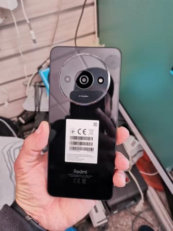 Πακέτο λιανικής Xiaomi Redmi A3 και το ίδιο το τηλέφωνο