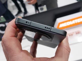 Το Camon 30 Premier έχει μεταλλικό σκελετό με επίπεδες πλευρές