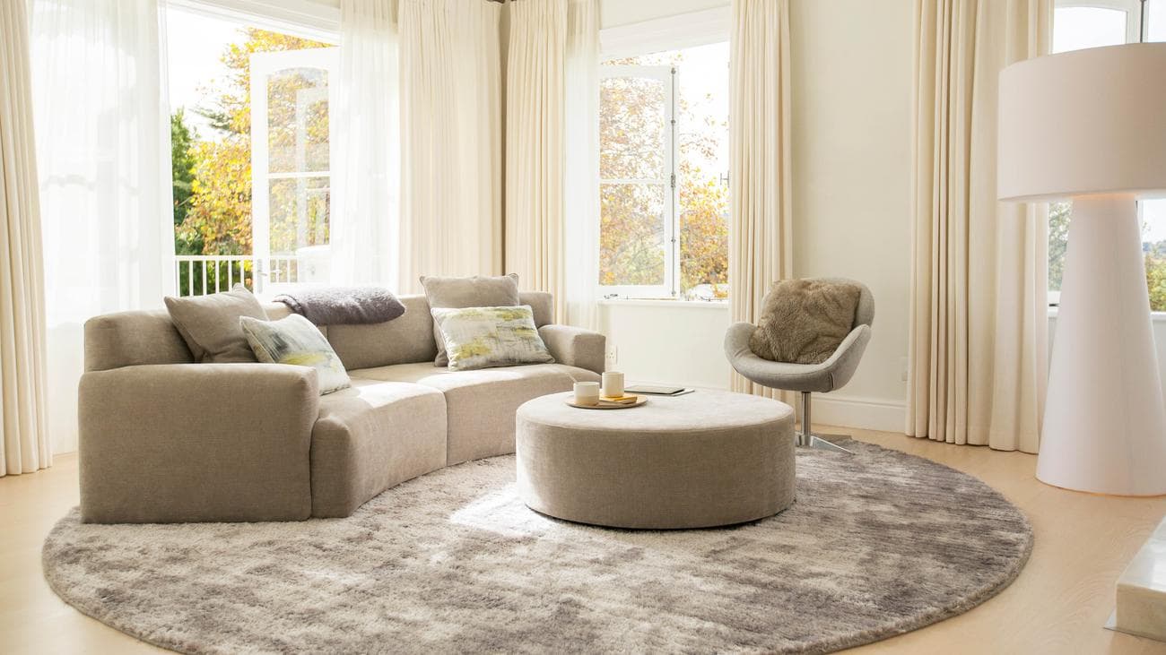 Καμπυλωτός καναπές και σκαμπό