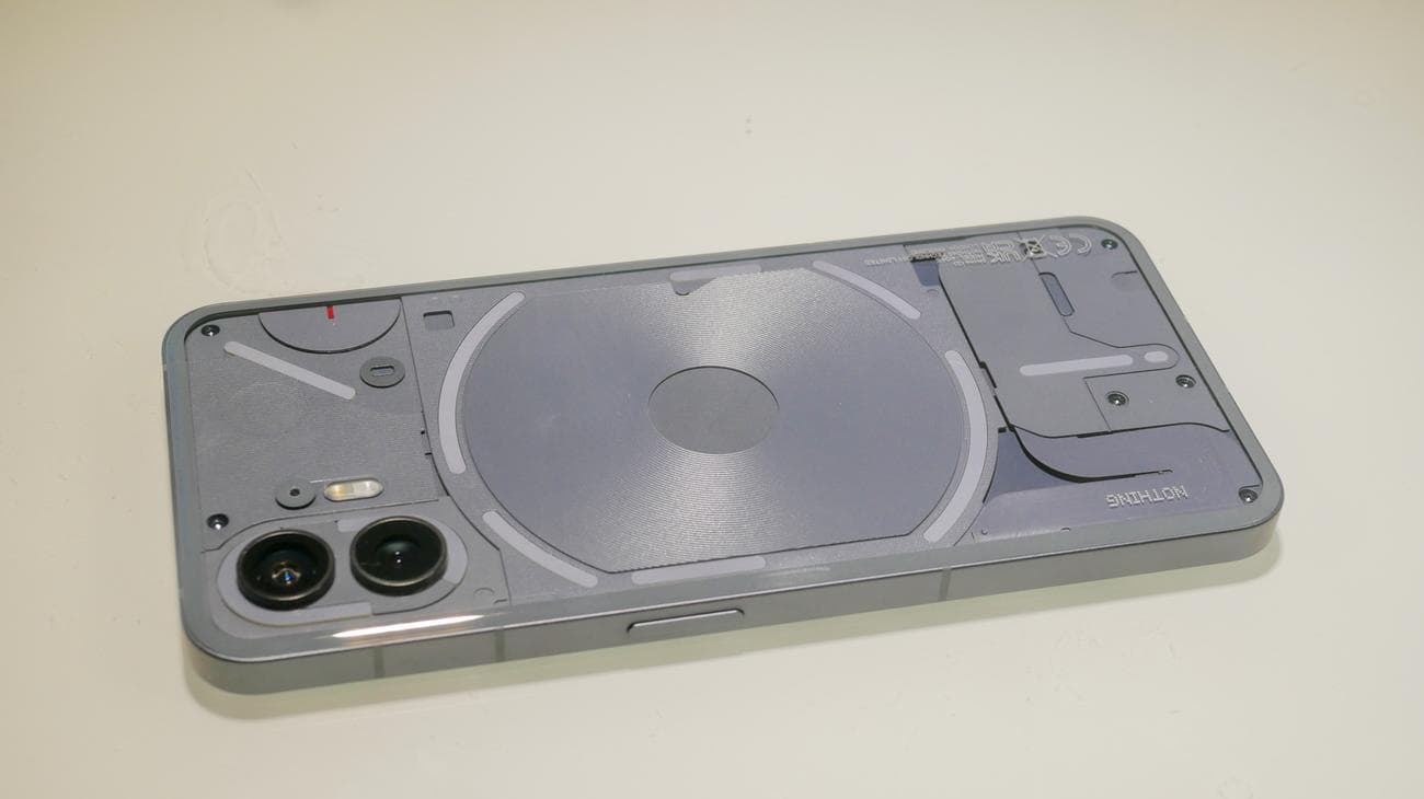 Τίποτα τηλέφωνο (2) δεν κρατιέται στο χέρι.