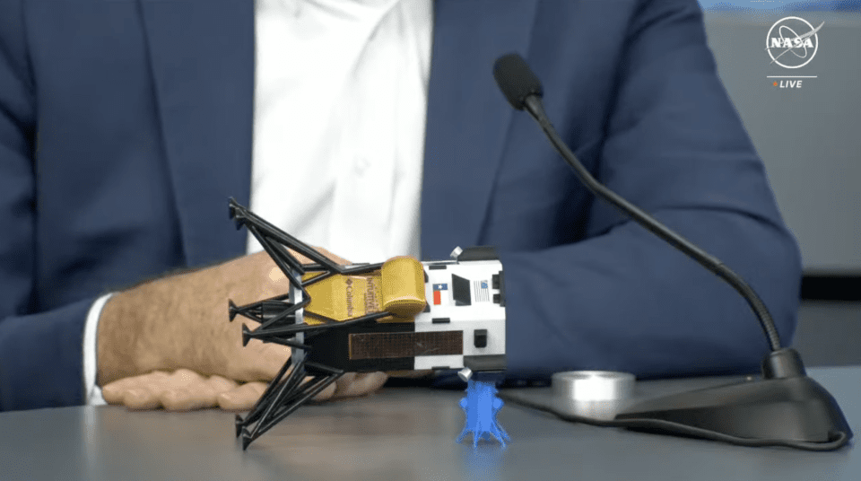 Ένα μοντέλο του διαστημικού σκάφους που το δείχνει τοποθετημένο στο πλάι του