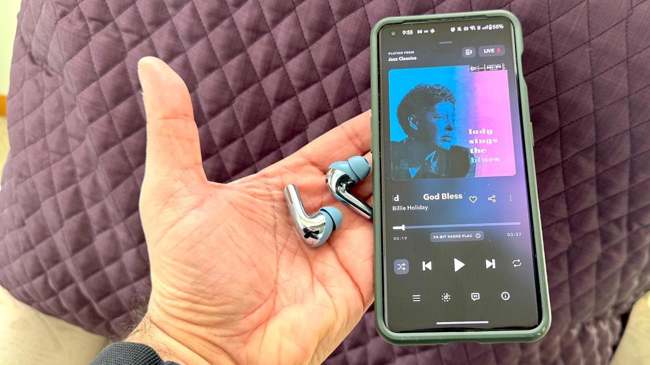 OnePlus Buds 3 στην παλάμη του χεριού με τηλέφωνο