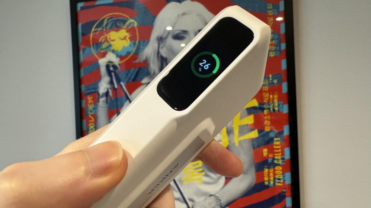 Το Anker MagGo Power Bank (10K) συνδεδεμένο με ένα iPhone 15 Pro σε ένα ξύλινο ράφι