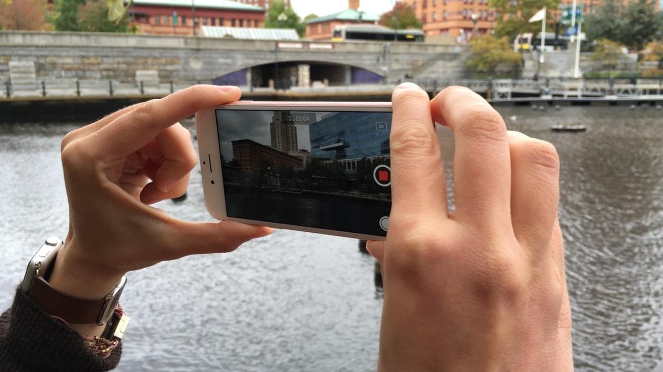 Ένα άτομο τραβάει μια φωτογραφία χρησιμοποιώντας ένα iPhone 6s.