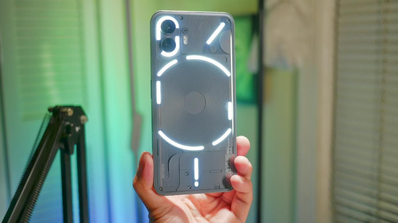 Τίποτα τηλέφωνο (2) δεν κρατιέται στο χέρι.