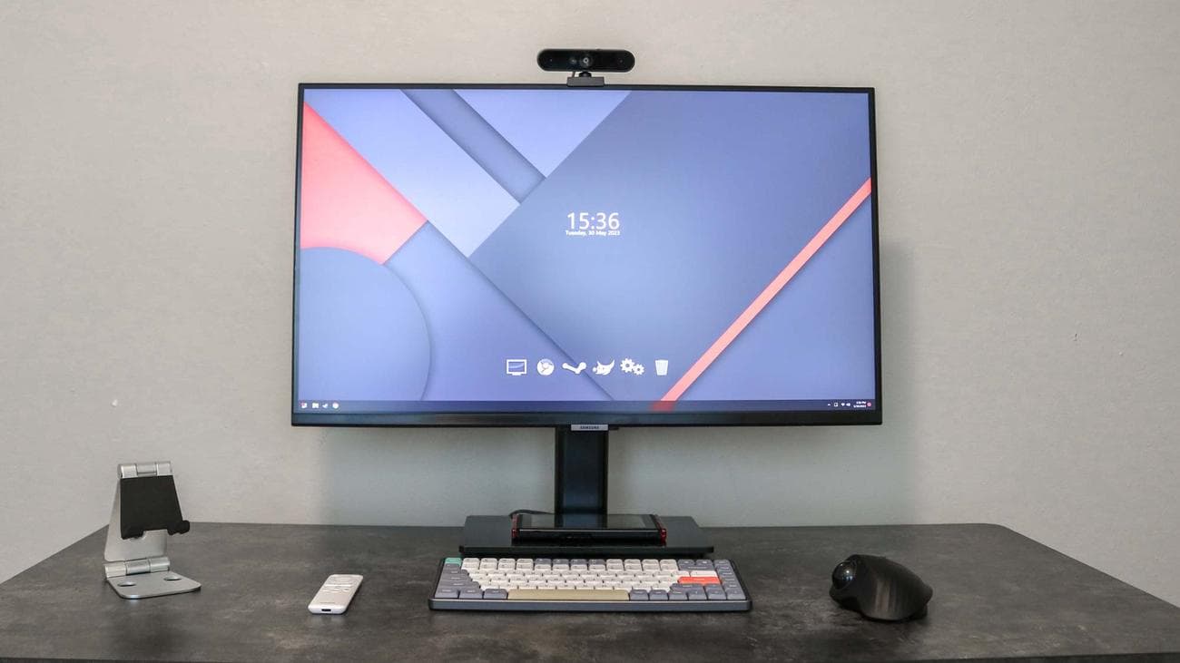 Το τελικό αποτέλεσμα της τοποθέτησης ενός μίνι υπολογιστή πίσω από μια οθόνη