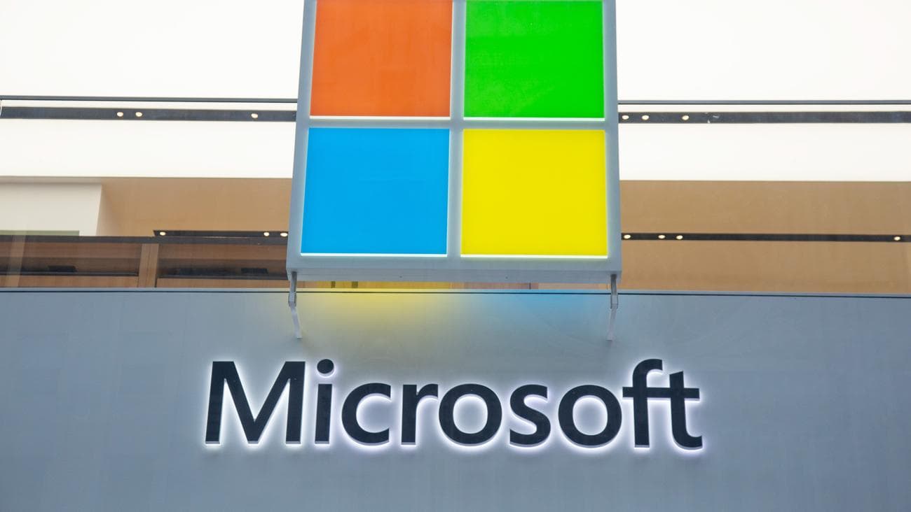 Μια είσοδος καταστήματος της Microsoft με το λογότυπο της εταιρείας