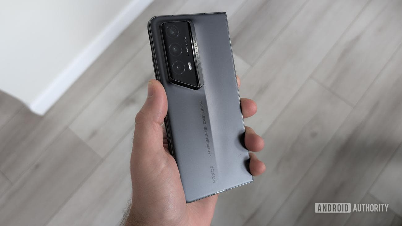 HONOR Magic V2 RSR Porsche Edition πίσω στο χέρι