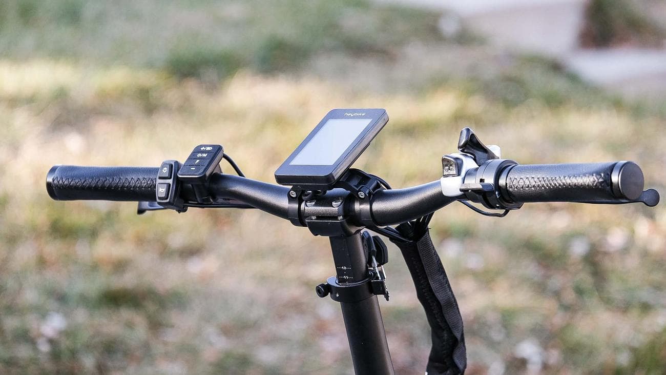 Heybike Mars 2.0 στο πεζοδρόμιο