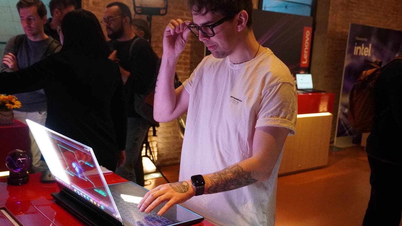 Έννοια φορητού υπολογιστή Lenovo ThinkBook με διαφανή οθόνη