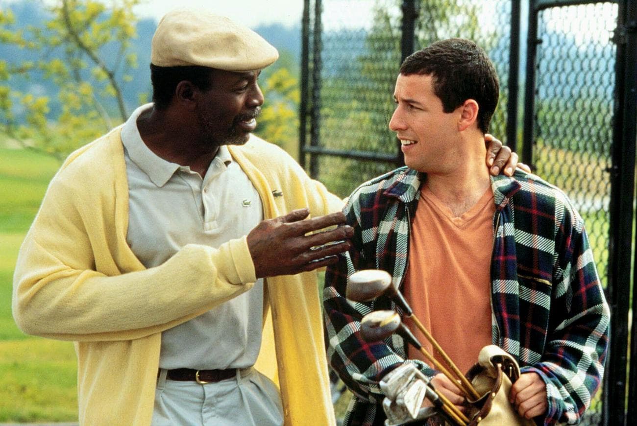 Ο Chubbs Peterson (Carl Weathers) απλώνει ένα χέρι στον Happy Gilmore (Adam Sandler) στο γήπεδο του γκολφ στο Happy Gilmore