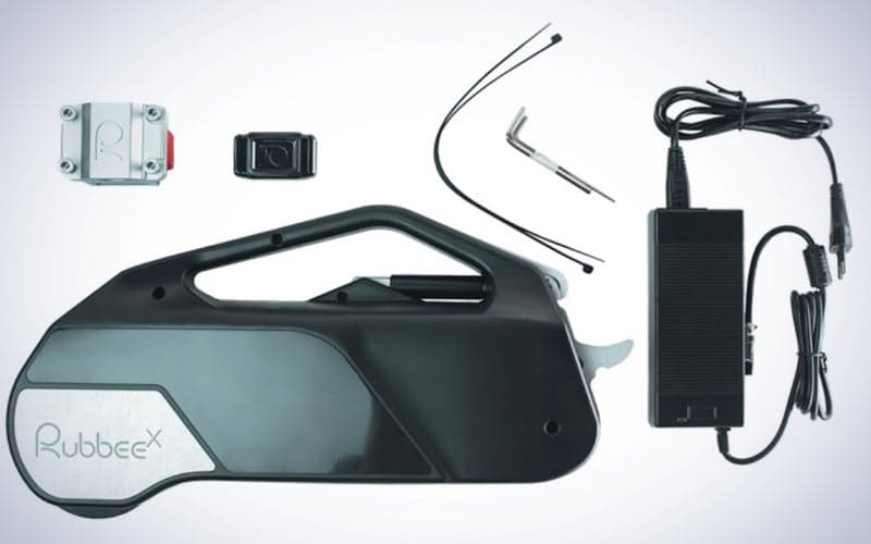 Rubee X σε απλό λευκό φόντο.