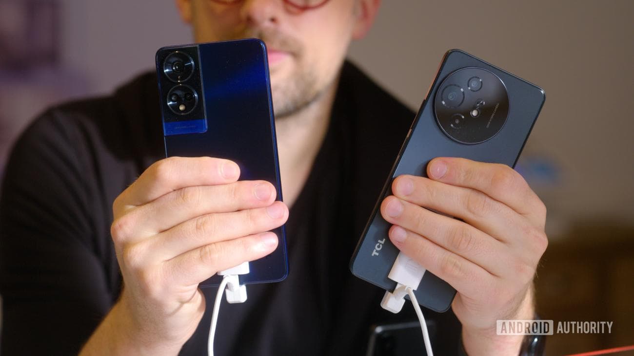TCL 50 XE και 50 XL δίπλα-δίπλα στο χέρι πίσω