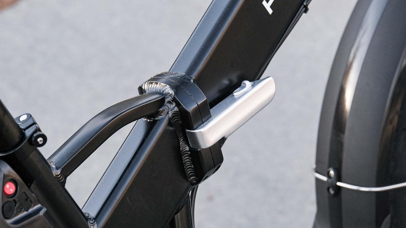 Heybike Mars 2.0 στο πεζοδρόμιο